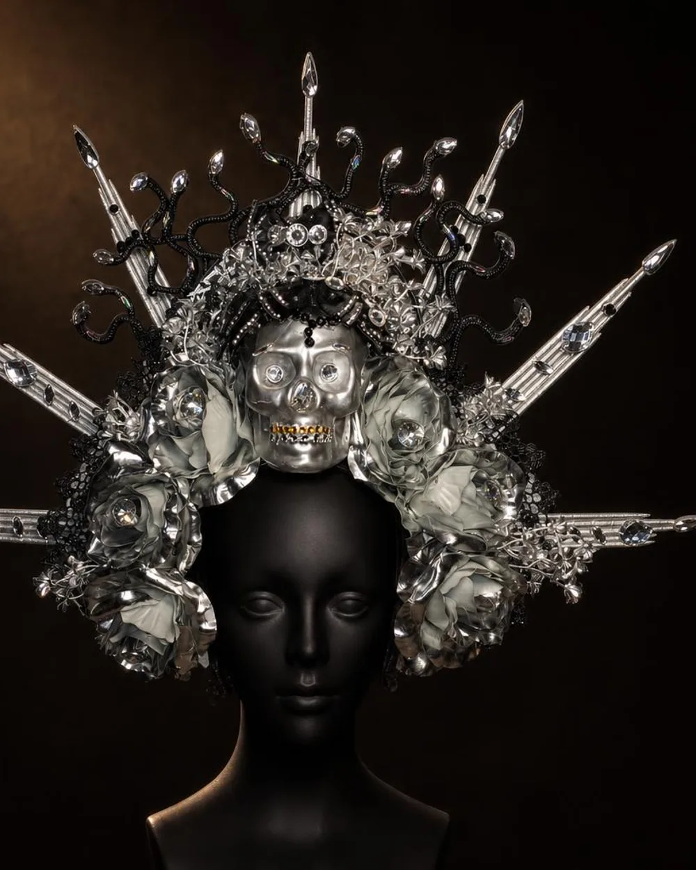 Reina de Plata: corona plateada con calavera y zarcillos negros