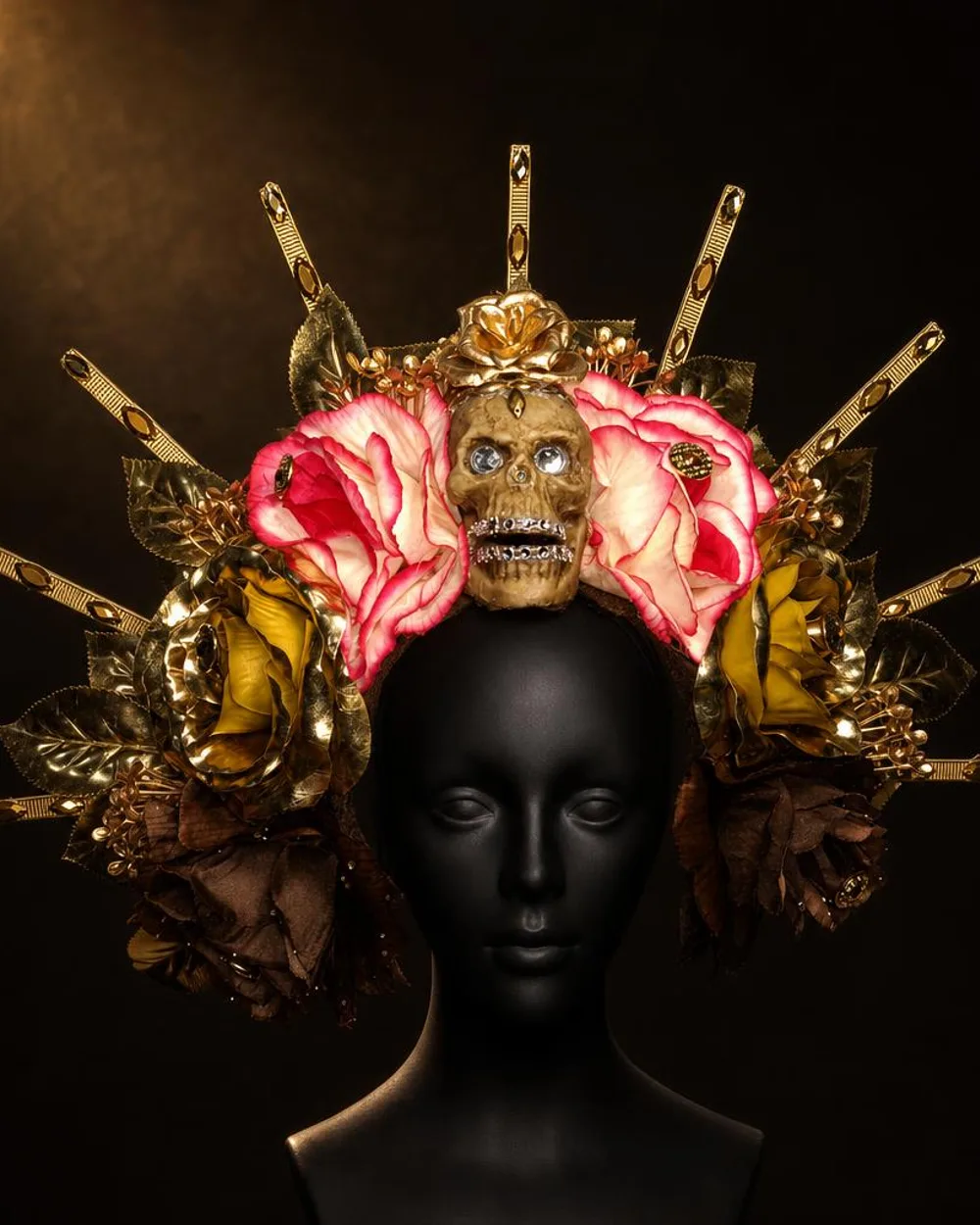 Rosa Antigua: corona con calavera y rosas rosa, doradas y chocolate
